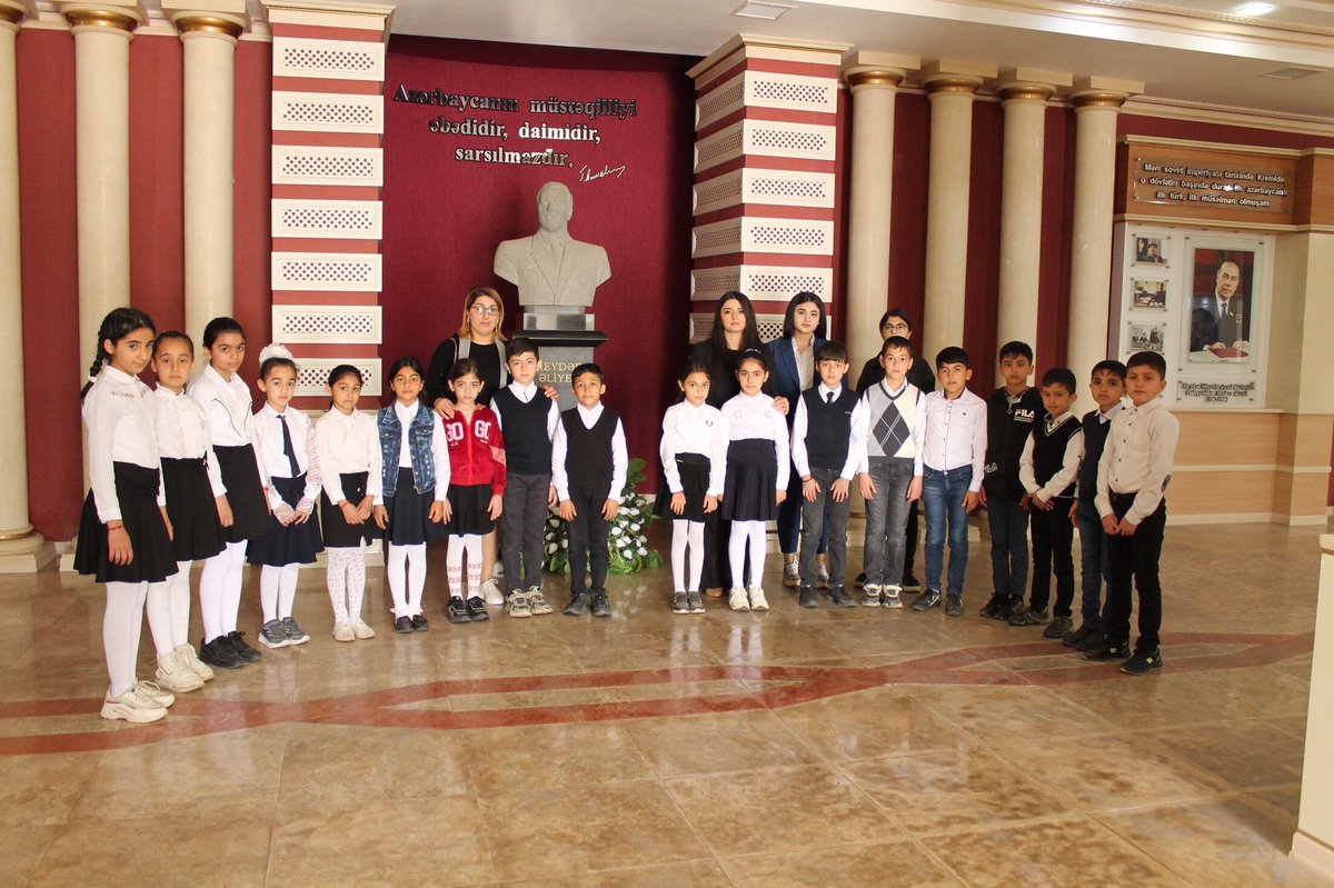 imgula13's tweet photo. Filmin nümayişindən əvvəl Heydər Əliyev Mərkəzinin əməkdaşı Gülcahan Vəkilzadə şagirdlərə şəhidlərimizin aprel döyüşlərində göstərdiyi şücaət və qəhrəmanlıqlar haqqında ətraflı məlumat verib. #apreldöyüşləri #Şəhidlər #ŞehitlerölmezVatanbölünmez #aprelşəhidləri #MasallıŞəhidləri https://t.co/eytmkwxti0