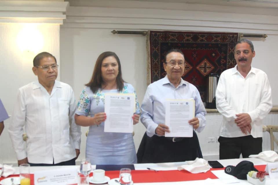 IsaiasGCroc's tweet photo. El día de hoy firmamos el convenio de colaboración entre la @CROC_Nacional y el Instituto de Educación para Adultos del Estado de #Yucatán representado por la Mtra. Rosa Adriana Díaz Lizama.

Gracias a los empresarios de #Keken y #Bachoco, por acompañarnos. https://t.co/EUEVmCsPqF