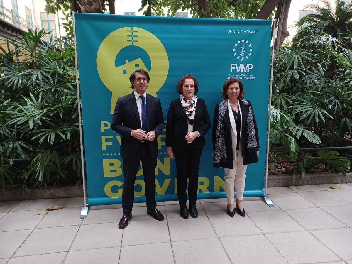 dipuAlicante's tweet photo. Los diputados provinciales @JuandeNavarro y @mariagomgar participan en #València en el acto de entrega de los V Premis al Bon Govern que impulsa la @fvmpendirecto 🏅
#PremisFVMPBonGovern https://t.co/ypM9tomxP6