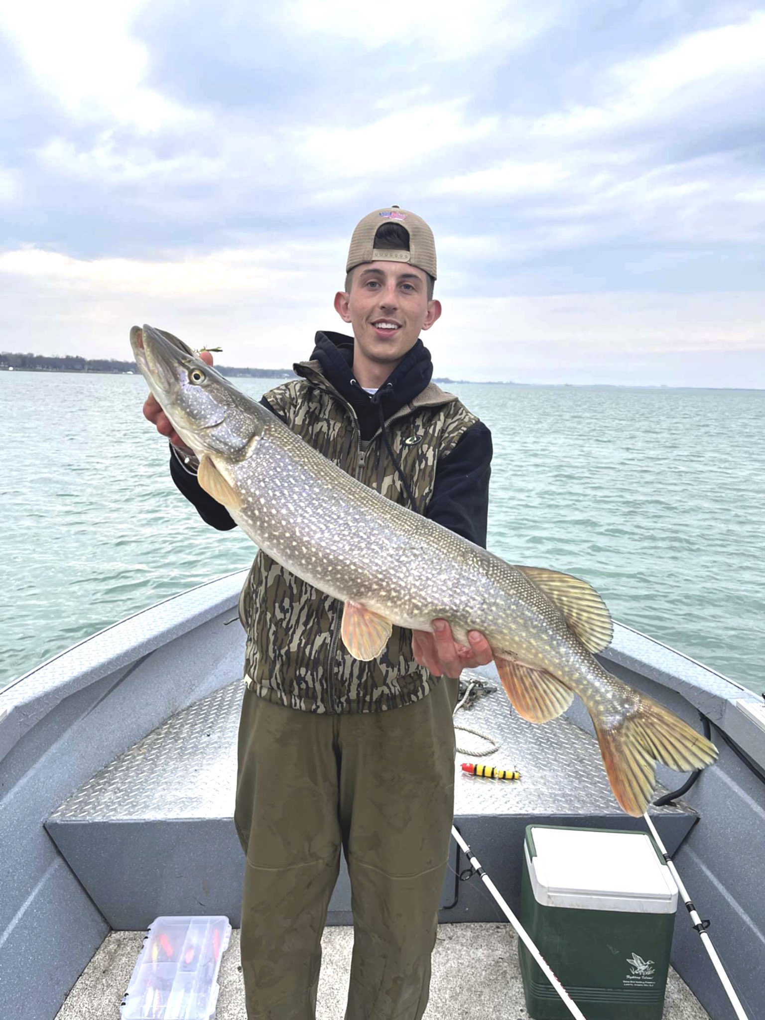 American Raised Outdoors on X: Water temps still causing a light walleye  bite. That called for either perching or piking. This #pike made my night!  Who else enjoys chasing pike? #fishing #fish #