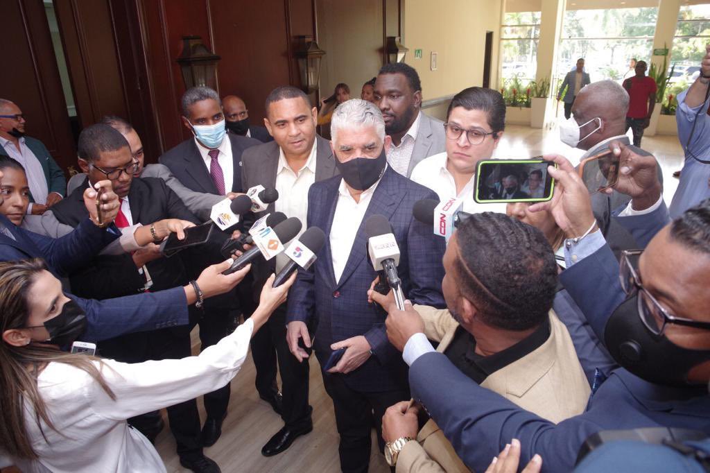 miprd's tweet photo. Periodistas realizan invaluable aporte a defensa de la democracia en #RepúblicaDominicana

Nuestro presidente @MiguelVargasM exhorta a actuar siempre en defensa de la verdad

Lee la nota completa mediante el enlace⤵️
https://t.co/6QYZ4A4eTG

#MiguelVargas #PRD @kbitogautreaux https://t.co/RRGuHsyFFL