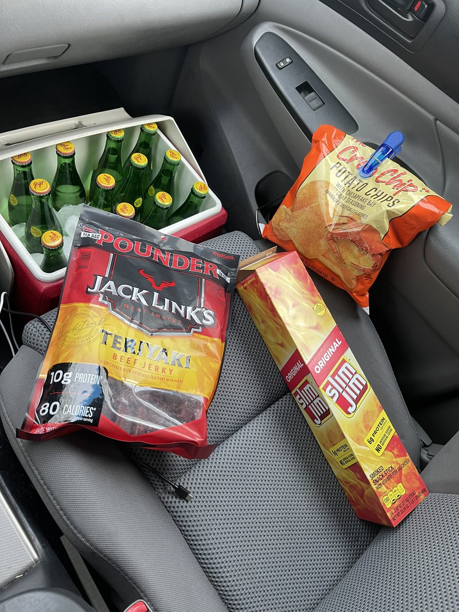 FeltTipPen91's tweet photo. @chasingscratch0 @velcren when you go on a road trip, you only want to pack the essentials. Lenny, cue the road trip music. #Velcren #AustinSpringTraining #TopoChico https://t.co/FXqh5XCX1T