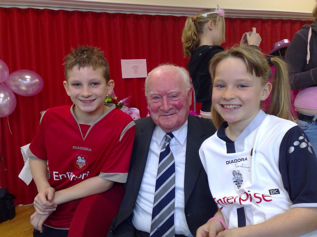 EmmaHickson's tweet photo. Happy 100th Sir Tom. Privileged to have met you 🤍💙 #pnefc @MolloyJacob https://t.co/jrcxTtuvke