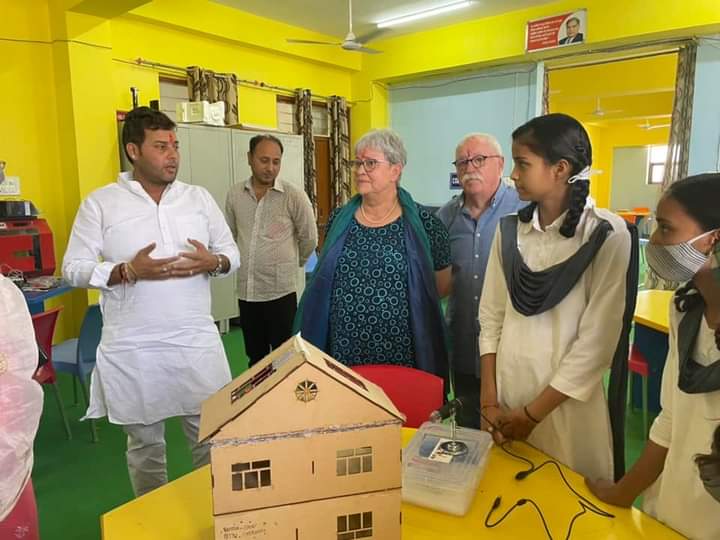 आज सुबह निवाई के कुछ स्कूलों में निरीक्षण किया इस दौरान मुंडिया प्राइमरी स्कूल में कई कमियाँ पाई जाने पर शिक्षा विभाग व अन्य अधिकारियों को ठीक करने के निर्देश दिए।