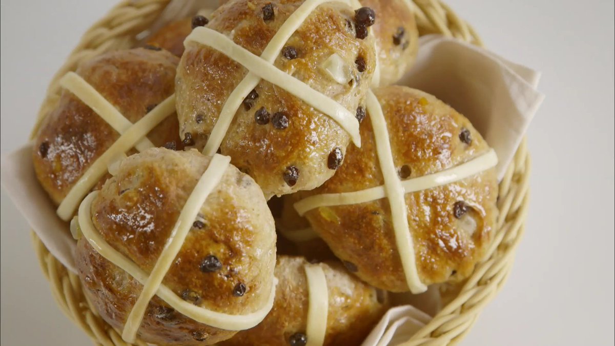 DeliaOnline's tweet photo. How to make Hot Cross Buns.  Watch Delia's step-by-step free Cookery School video and make a batch at home this week for the freezer https://t.co/2OaSmuVGtd #baking #hotcrossbuns #easterrecipes #cookeryschool @CountryProduct for peels and fruits @SeasonedPioneer for spices. https://t.co/SvmgaoZ1hB