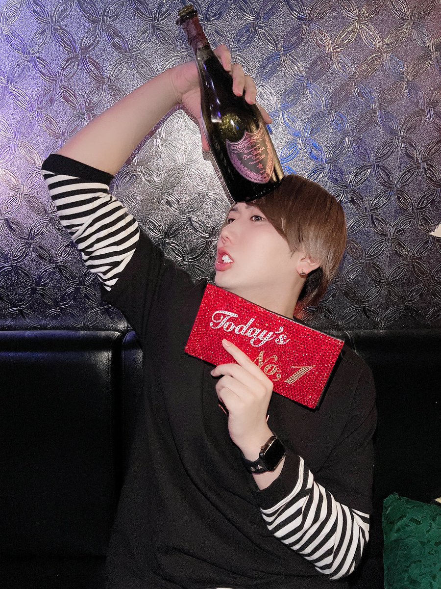 ASKr7733's tweet photo. 先月も組数、売上Ｎｏ．1

ありがとう🥰
3月はめちゃくちゃハードな
争いやったけど姫ちゃん
たちが本気で頑張ってくれた
からずっとＮｏ．1でいれてます😇 https://t.co/qqISVYsZQM