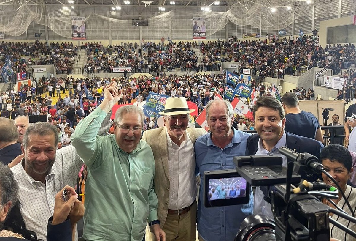 cirogomes's tweet photo. Registros de ontem em Santana de Parnaíba para o lançamento da pré-candidatura de @elviscezar_ofc ao governo de São Paulo. Pensem num evento que encheu meu coração de esperança! Estádio lotado, muita gente qualificada e muito carinho envolvido. Vamos juntos, São Paulo! #SPComCiro https://t.co/NhVuJcjQtY