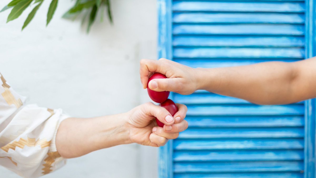 Did you know that red eggs are an Easter Sunday tradition in Greece? And they are used to play an egg cracking game called Tsougrisma - fun!

Learn more Greek traditions at @irinitzo's first Cookalong > bit.ly/3uArwbI

#thecookaway #greekfood #greekeaster #tsoureki