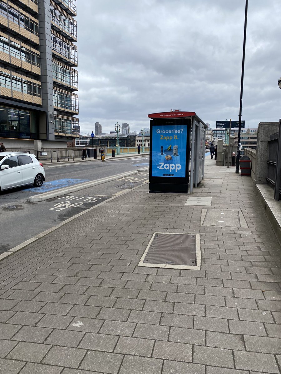 Zapp campaign stands out &amp; looks great. Southwark Bridge ⁦<a href="/TalonOOH/">Talon</a>⁩ ⁦@tryzapp⁩ <a href="/JCDecaux_UK/">JCDecauxUK</a>⁩ #OOH