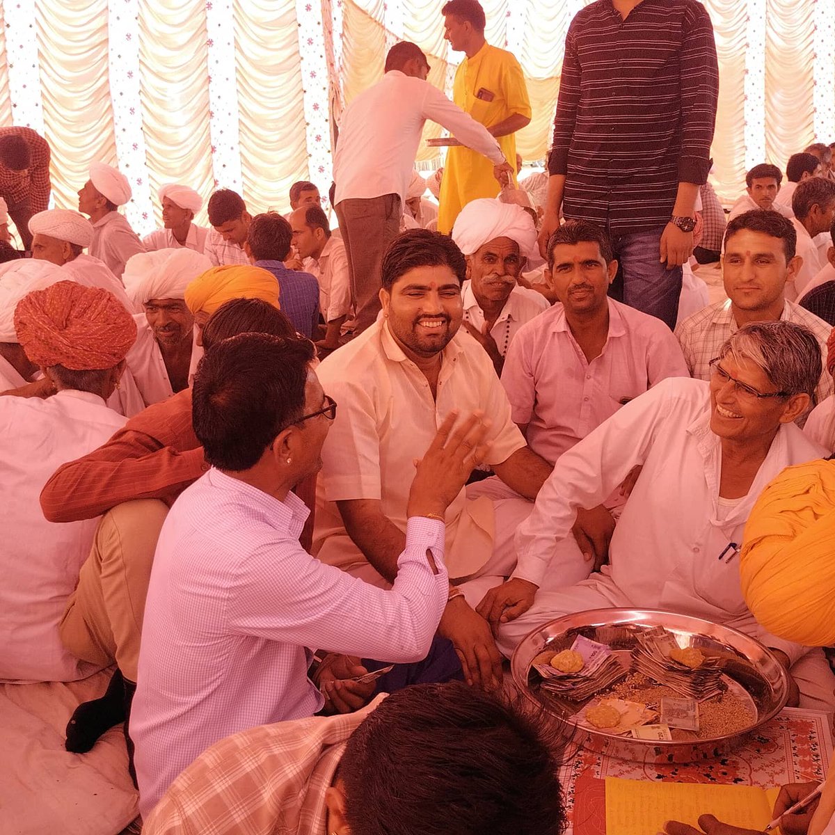 siyag_tajaram's tweet photo. आज #गुडामालानी विधानसभा क्षेत्र के #धोरीमना पंचायत समिति के #कोठाला ग्राम में अमराराम / लालाराम जी मूंढ के यहां सामाजिक समारोह में भाग लेकर अमराराम जी को वैवाहिक जीवन की शुभकामनाएं प्रेषित की।#TeamRLPGudamalani #gudamalani #Dhorimna #Kothala https://t.co/d3hNEZrxZ5