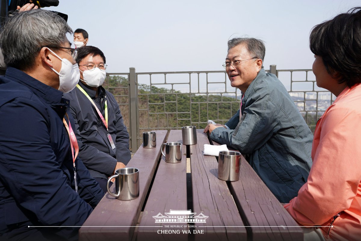 TheBlueHouseKR's tweet photo. 북악산 전 지역이 내일(6일) 전면 개방됩니다. 2020년 11월 1일 북측면 개방이 이뤄진 지 1년 6개월 만에 남측면도 시민들의 품으로 돌아오는 것입니다.
문재인 대통령이 대선 후보였던 2017년 "북악산, 인왕산을 전면 개방해 시민들에 돌려주겠다"는 국민과의 약속을 완수했다 데 큰 의미가 있습니다. https://t.co/6ZXJxmzLCR