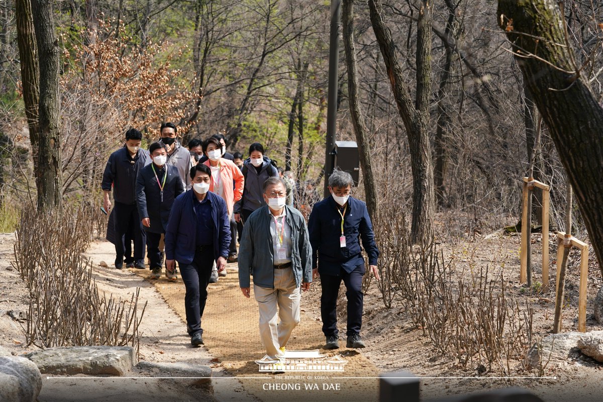 TheBlueHouseKR's tweet photo. 북악산 전 지역이 내일(6일) 전면 개방됩니다. 2020년 11월 1일 북측면 개방이 이뤄진 지 1년 6개월 만에 남측면도 시민들의 품으로 돌아오는 것입니다.
문재인 대통령이 대선 후보였던 2017년 "북악산, 인왕산을 전면 개방해 시민들에 돌려주겠다"는 국민과의 약속을 완수했다 데 큰 의미가 있습니다. https://t.co/6ZXJxmzLCR