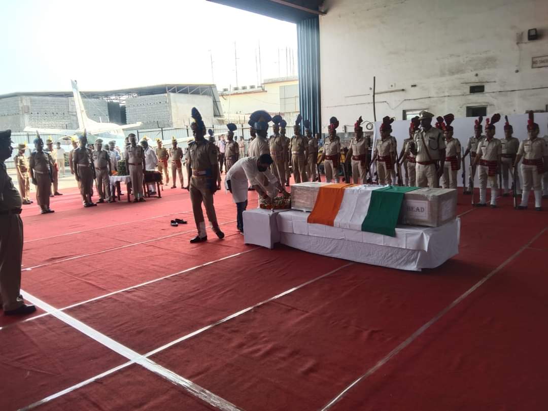 LJP4India's tweet photo. श्रीनगर में हुए आतंकी हमले में शहीद हुए शहीद कांस्टेबल विशाल कुमार जी का पार्थिव शरीर आज पटना एयरपोर्ट पहुंचने पर लोजपा (रामविलास) के राष्ट्रीय अध्यक्ष आदरणीय श्री @ichiragpaswan जी ने उन्हें अंतिम श्रद्धांजलि दी। https://t.co/tDzW6jy1mo