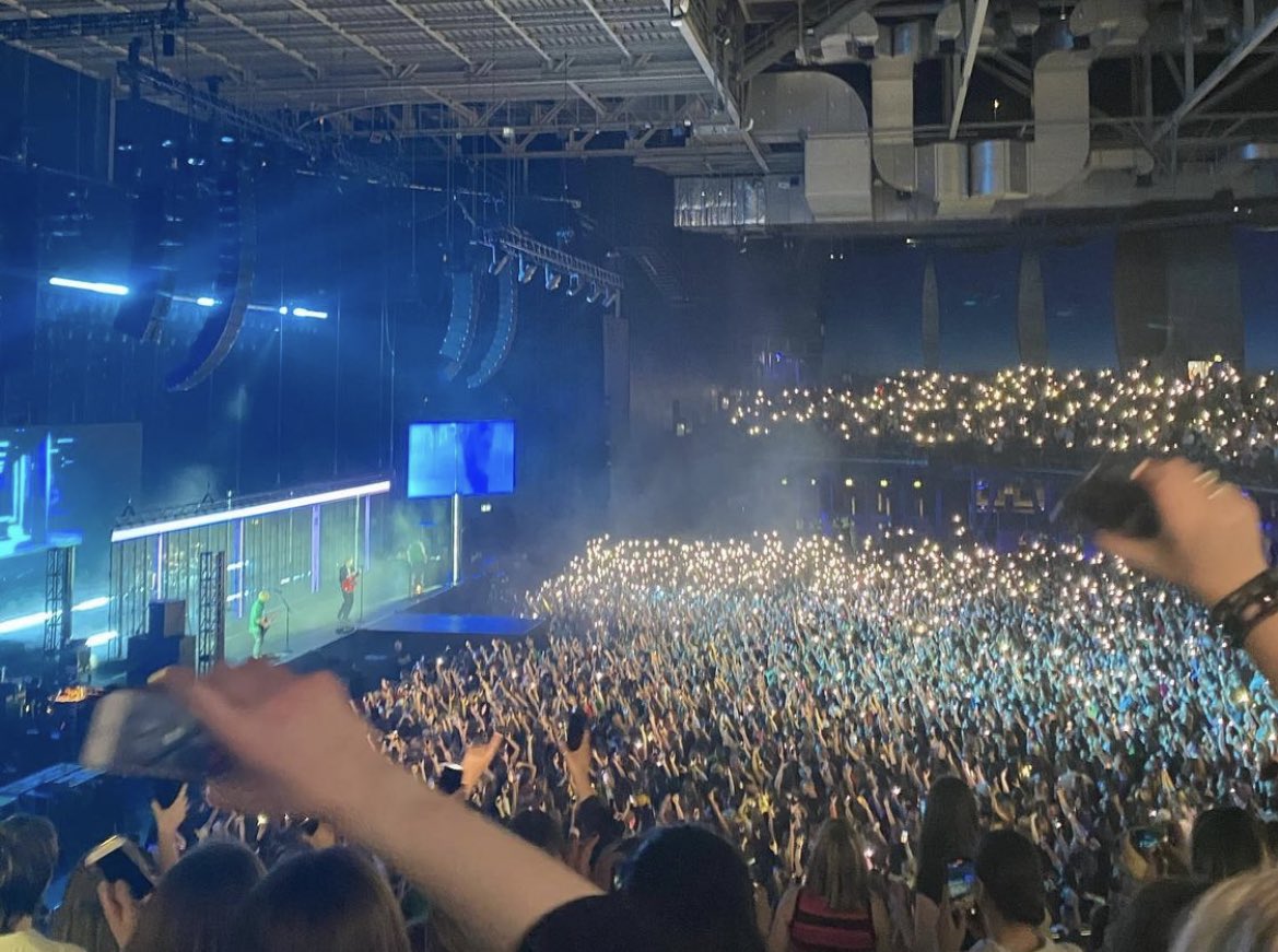 Carryonnia's tweet photo. My mind is 🤯 the #TakeMyHandWorldTour is fkn beautiful! Look at these visuals🥺 they’re incredible!! 5sos you’ve made something special! I cannot wait to experience this later in the year!❤️‍🔥 https://t.co/GPHcsZj2Va