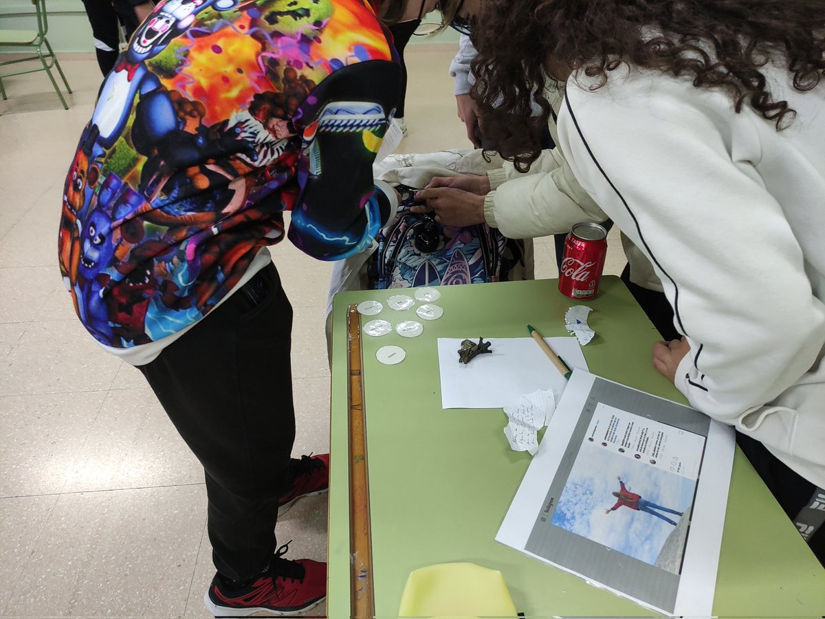 imaginaedoc's tweet photo. Hoy y mañana estamos con el @AytoBaeza realizando un escape room de #igualdad con los institutos de la localidad. Hoy hemos estado en el IES Santísima Trinidad https://t.co/MGWXbukiUU