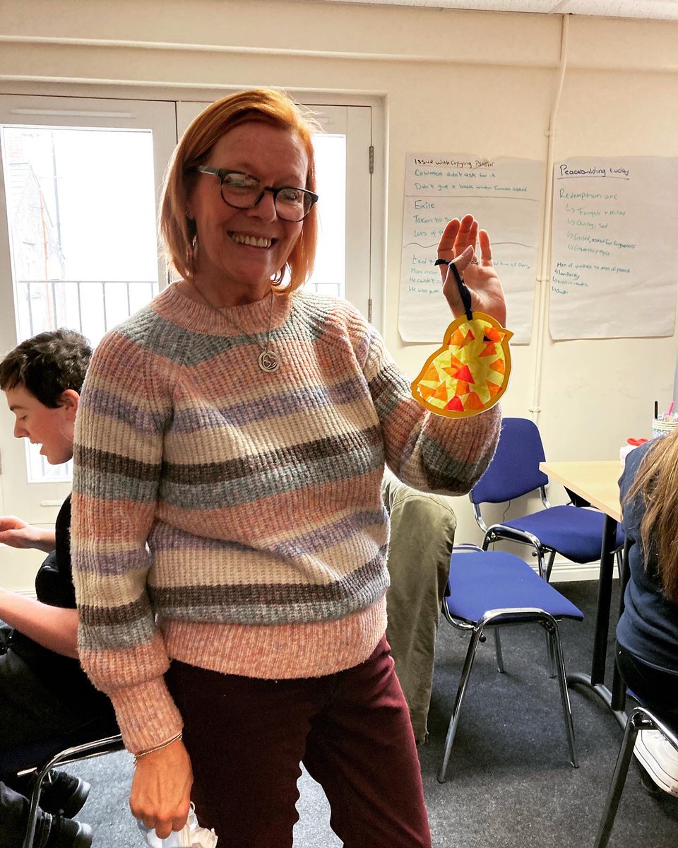 YouthWorkatCT's tweet photo. 🏘️Community of Homes- Tuesday 5th of April🏘️
For our last session before Easter break we did some Easter crafts. We made clothes peg bunnies, sun catchers and peek-a-boo chicks!

 #churchestrust #derry #londonderry #easter #art #bunny #chick https://t.co/JY4DWsm3LM