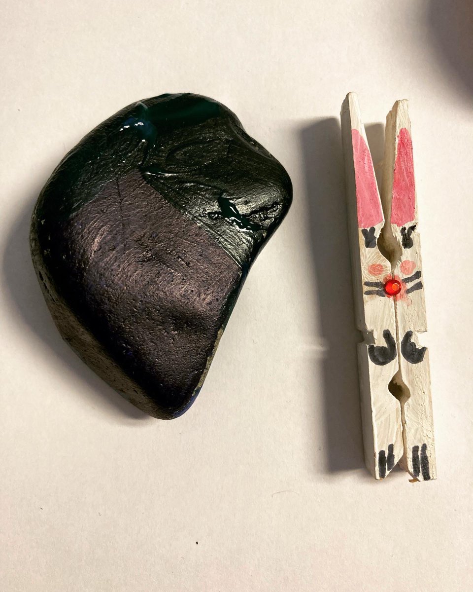 YouthWorkatCT's tweet photo. 🏘️Community of Homes- Tuesday 5th of April🏘️
For our last session before Easter break we did some Easter crafts. We made clothes peg bunnies, sun catchers and peek-a-boo chicks!

 #churchestrust #derry #londonderry #easter #art #bunny #chick https://t.co/JY4DWsm3LM