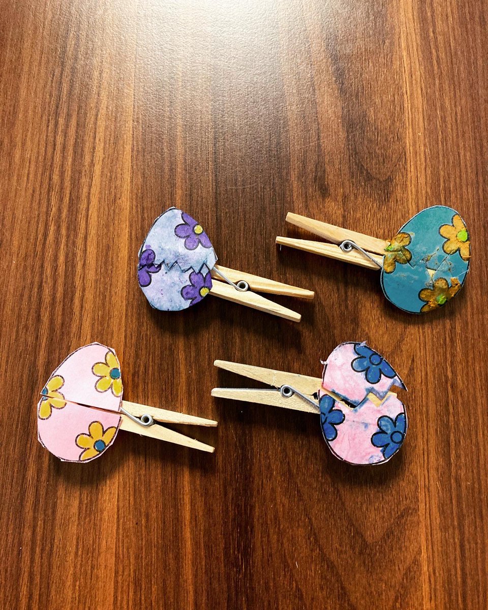 YouthWorkatCT's tweet photo. 🏘️Community of Homes- Tuesday 5th of April🏘️
For our last session before Easter break we did some Easter crafts. We made clothes peg bunnies, sun catchers and peek-a-boo chicks!

 #churchestrust #derry #londonderry #easter #art #bunny #chick https://t.co/JY4DWsm3LM