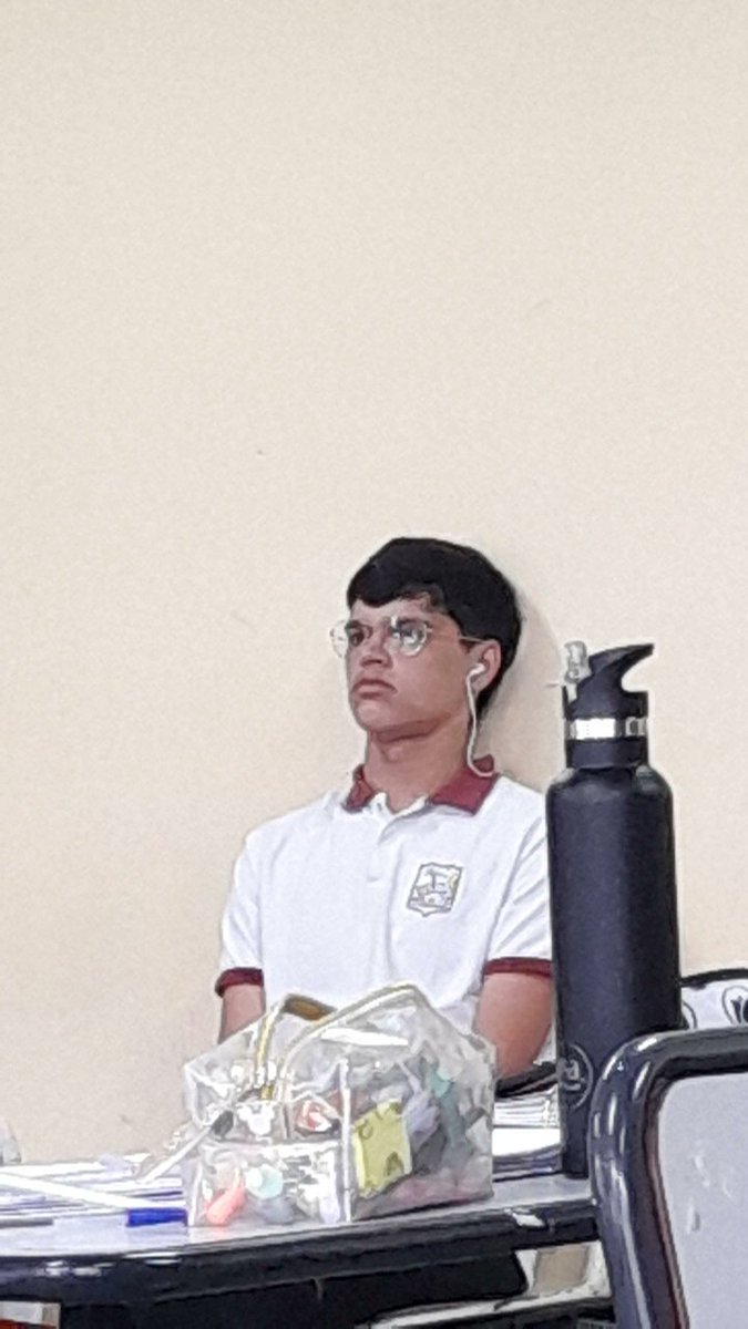 Yo cuando en plena clase me acuerdo la boludeada que me pegaron.😐