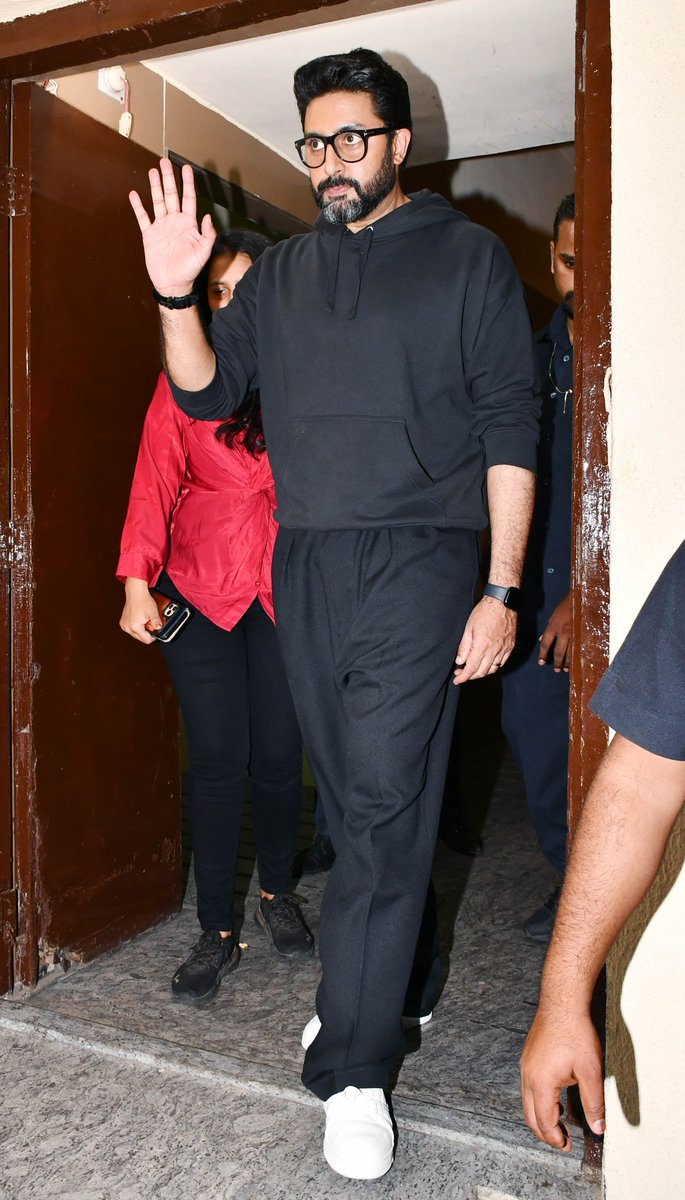 htcity's tweet photo. #InSpotted: @juniorbachchan spotted at a movie theater in Mumbai wearing an all black casual attire
#AbhishekBachchan #Bollywood https://t.co/WvTpVCy5kZ