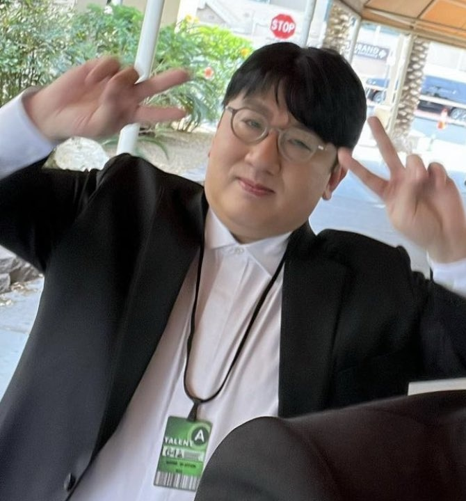 อันนี้ฮาาาาา มีโลคอลทวิตถามอาร์มี่ว่าผู้ชายคนที่ใส่แว่นผมสีดำเป็นใคร ชื่ออะไร บอกเค้าเสียงหวานที่สุดเท่าเคยได้ยินมาเลย แล้วอัมมี่หลายคนก็แนบรูปพ่อบัง คือแกงมากอะ 55555555555555555555555