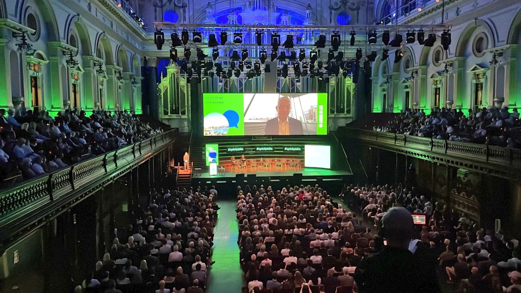 Our city is outward-looking, forward thinking and optimistic. 

We’re working hard to build a fairer, greener and safer London. <a href="/CloverMoore/">Clover Moore AO</a>’s doing the same for Sydney.

Really enjoyed joining such a great audience at #SydCityTalks today. 🇬🇧🇦🇺