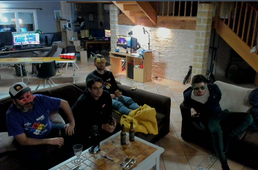 Pour fêter la 1ère TF d'un séries dans la #GrindHouse2 (GG Marc), je vous offre un pull + T-shirt + casquette <a href="/Winamax/">Winamax Poker 🔞</a> (3 gagnants) ! RT + follow pour participer, TAS en stream dans 48h ! GL 🍀