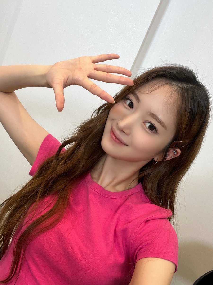 H1KEY_official's tweet photo. 마이키이이이이이이이🧸🥺💕
화요일은 역시 핑크핑크 핫핑쿠지👚🌷💘💖
나랑 설마 텔레파시 통한 마��키 있으려나??😉😘 있으면 💖💖💖날리기😉

#H1KEY #하이키
#SEOI #서이 #GORUN https://t.co/s3tSUW8ihJ