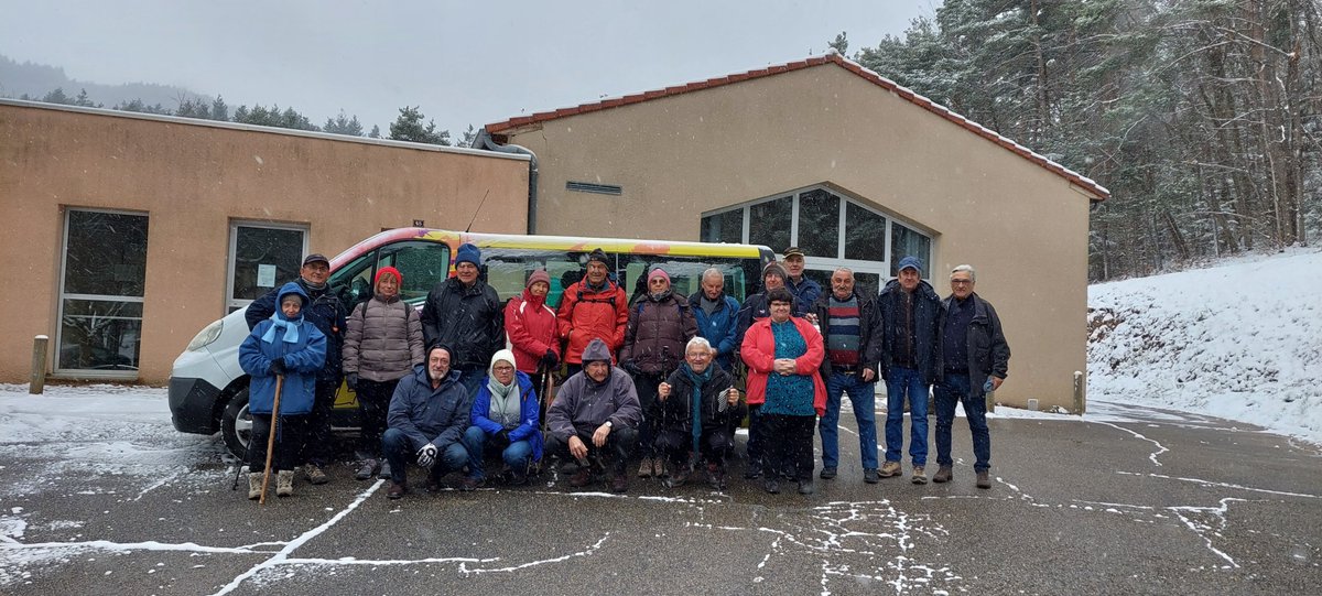 ardechoisecyclo's tweet photo. Rien nβarrΓͺte nos #bΓ©nΓ©voles ni le froid, ni la neige #ardechoise2022 https://t.co/Mn8bURg9Zb