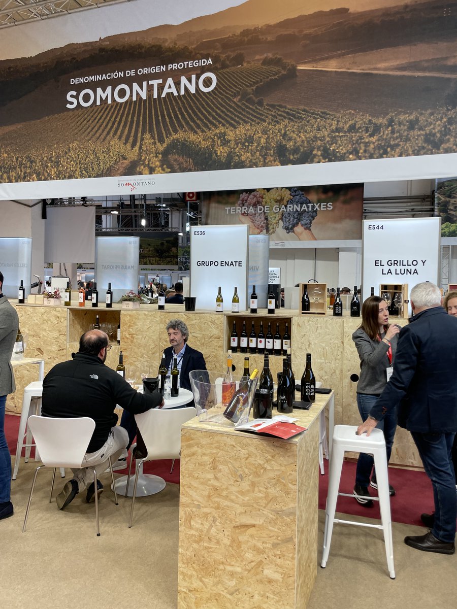 DOSomontano's tweet photo. Ayer se inauguró la
@bcnwineweek
y allí estuvimos con nuestras bodegas
@BodegaEnate
#BodegaLaus y
@ElGrilloylaLuna
y asistiendo a la mesa redonda que organizó
@MoVinoDO
¡No os perdáis este gran salón del mundo del vino que se celebra hasta mañana en Barcelona! https://t.co/HHg3VKLjrD