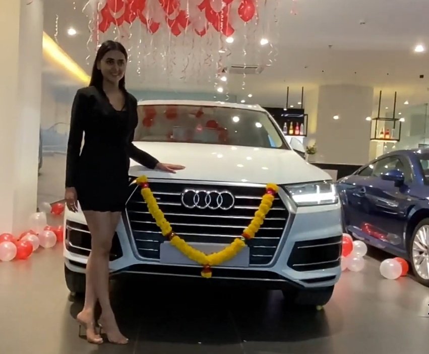 BollywoodBlogs1's tweet photo. Congratulations Teja for your new car😍❤️🧿
#TejasswiPrakash #TejRan #KaranKundrra𓃵 #TejRan 
Read More- https://t.co/0nn9rn0doE https://t.co/UBr71JG67c