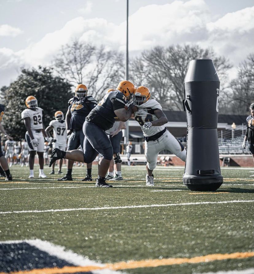 EmoryHenry_FB's tweet photo. Practice rolls on and It is officially (Spring) Game Week for the Wasps 🐝 🔥 https://t.co/ze7t0nXp5M