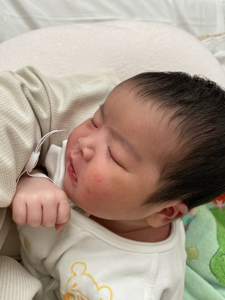 seraran_y's tweet photo. 次女 出産記録 追加👶🏻💘
04/04 18時37分 3370g

葉暖(はのん)ちゃん
姉妹しりとり名前✌🏻

出産の痛み忘れてなめてました！🥵
陣痛思い出して震える。
また忘れるだろうな…

うみはと同じ顔で笑ってしまう🤣
時間は半分になったけどきつかった！！ https://t.co/rZf7TiVRhI