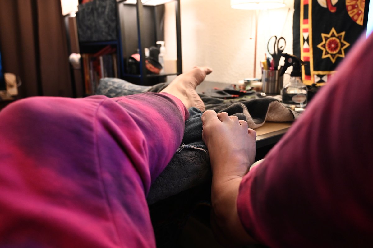 agirlushouldknw's tweet photo. The last few minutes before I had to get ready to travel... anxiety time so here is a picture of my feet and the jogger hubby bought me to use as pajamas.  #disasterunicorn #feet #lastmomentsofpeace #phoenixtrip #electrolysis #uselessphoto https://t.co/hBmWGMlCYV