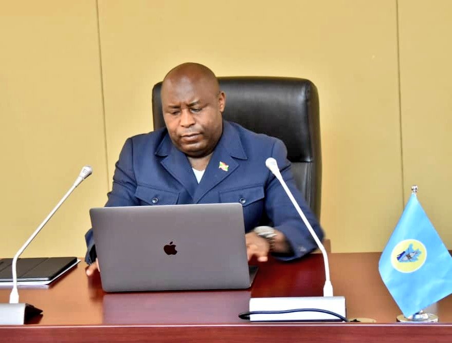 AgasekeTv's tweet photo. #Burundi Le conseil des ministres  s'est réuni ce 5/04/2022 à @NtareHouse  sous l'égide du Chef de l'Etat @GeneralNeva pour étudier e autres le rapport relatif à la gestion de la zonne Maramvya, Commune Mutimbuzi, @BujumburaProv.
 
©📸 @RTNBurundi https://t.co/iVeLlOIc3A