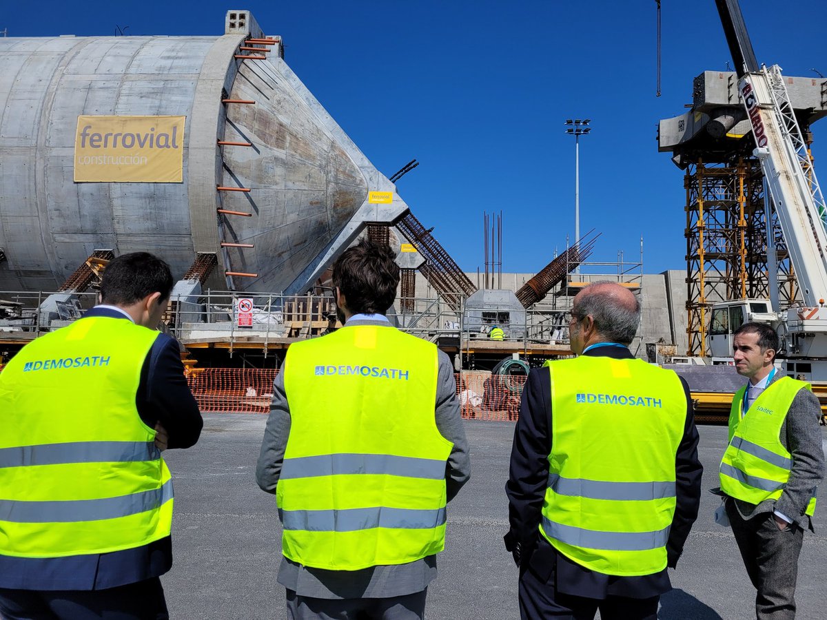 IDAEenergia's tweet image. Nuestro DG @j_groizard visita el proyecto #Demosath de @Saitec01 @saitecoffshore en el puerto de Bilbao en el marco del #WindEurope2022