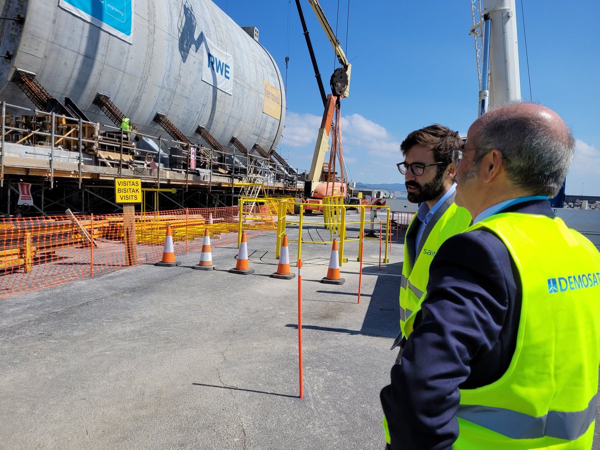 IDAEenergia's tweet image. Nuestro DG @j_groizard visita el proyecto #Demosath de @Saitec01 @saitecoffshore en el puerto de Bilbao en el marco del #WindEurope2022