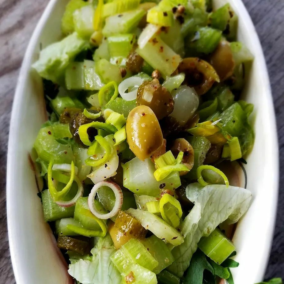 nadasto's tweet photo. #SurLeBlog
Une salade de céleri branche, pommes, chou-rave, olives, oignon de printemps.
Fait en 5 minutes, ça croque et c'est frais 💛
#inmykitchen #dailyfood #dailycooking #Salading #celeri #veggies #veganfood #crudités #crudivore #apple #easycookin… https://t.co/UJbLr5HpEO https://t.co/MaQKyj54eC