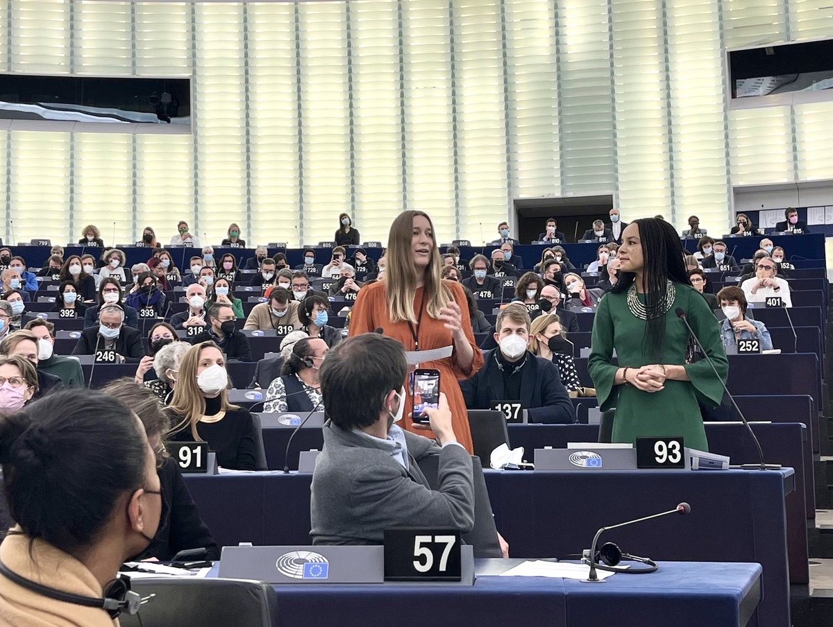 Kira_MPH's tweet photo. Et stort flertal i EU-Parlamentet har lige stemt for mere #ligeløn med #lønåbenhed! 😍💰🔍

Det sender et klar signal om, at Parlamentet kæmper for kvinders rettigheder - og vi ikke vil finde os i, at 🚺 og 🚹 lønnes forskelligt.👊🏼

Jeg er en stolt chefforhandler!

#eudk #dkpol https://t.co/z8BH3VYVfL