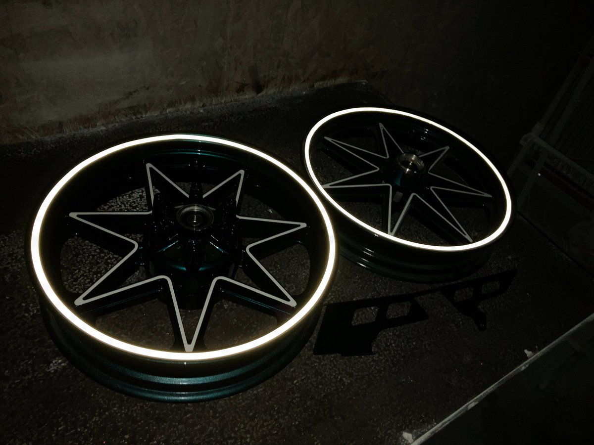 XJR400の外装塗装させていただきました(^^) 大粒レインボーラメベース