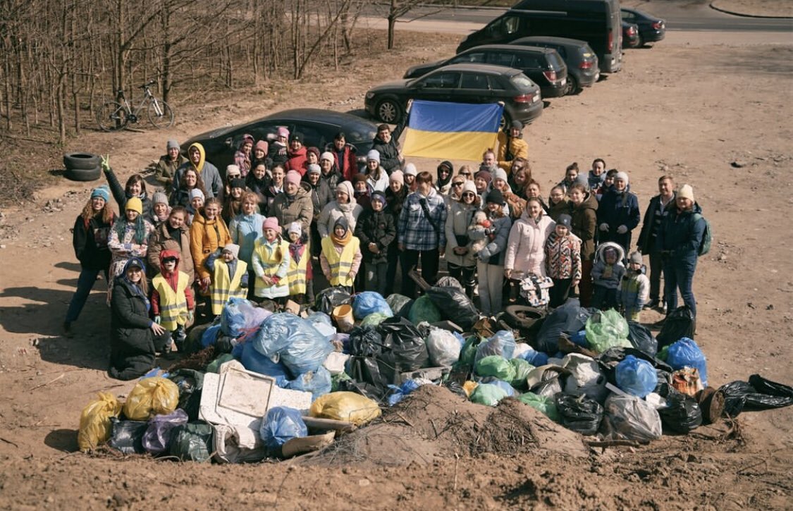 gritsay_ira's tweet image. #Ukrainian refugees cleaned the park in #Gdansk #Poland in gratitude for the help and support💙💛