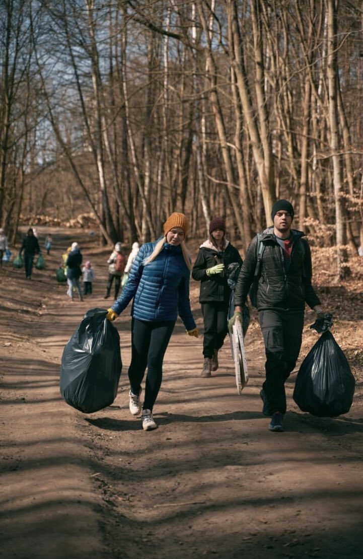 gritsay_ira's tweet image. #Ukrainian refugees cleaned the park in #Gdansk #Poland in gratitude for the help and support💙💛