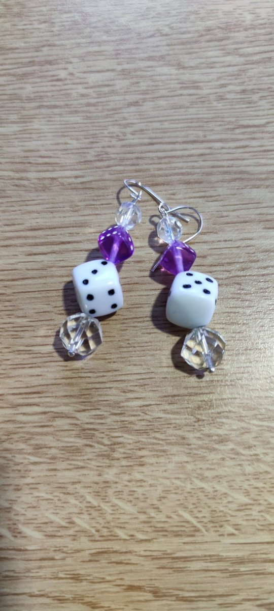 LucyWadeUnit's tweet photo. Throwback to jewellery making on the ward hosted by Karen, one of the fantastic external tutors who comes onto the ward each week! https://t.co/6PPMlgbLr2