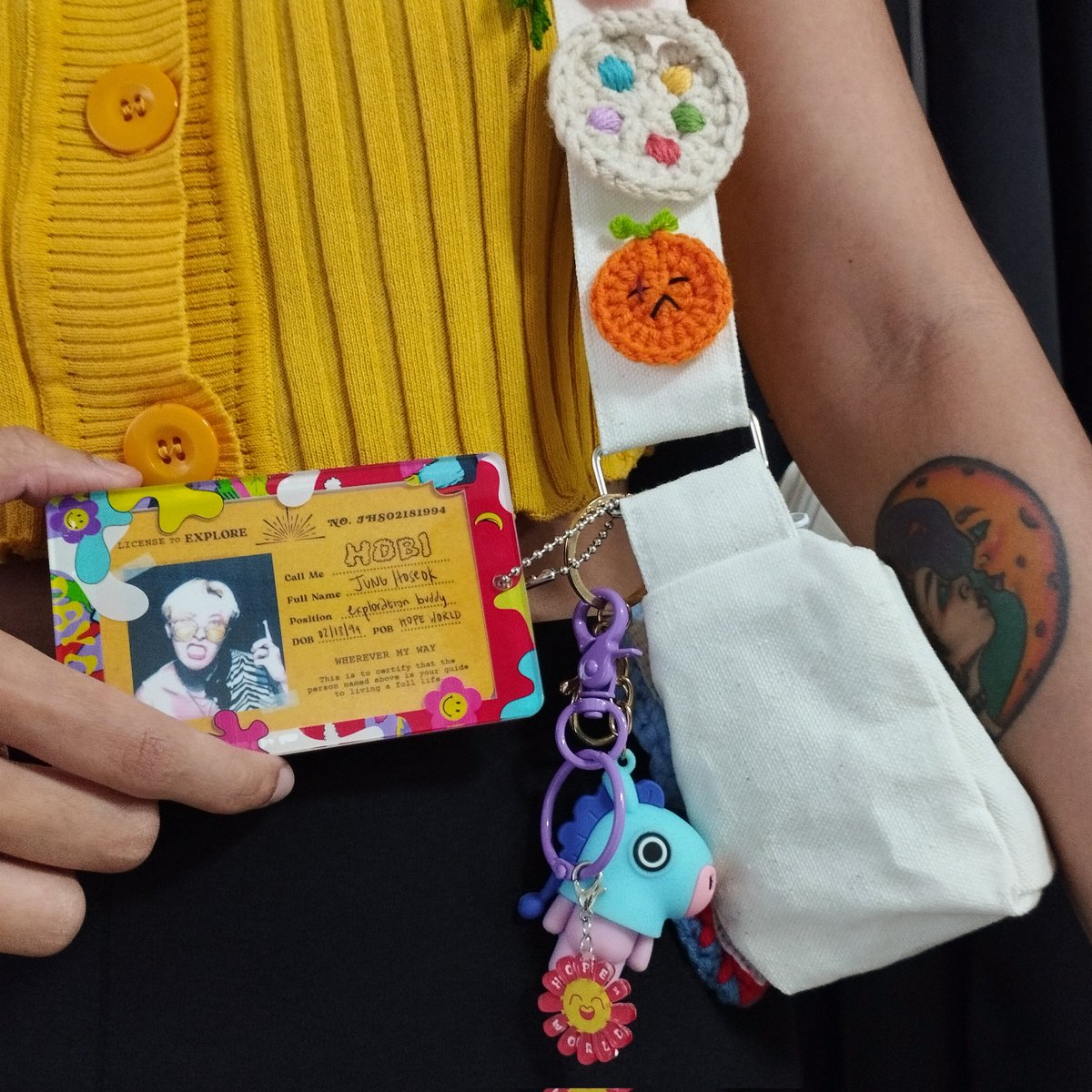 y'all know how hobi always has the best timing, right? well, my much-anticipated sunshine kit from <a href="/chickensutock/">chickensutock 🤡🐓</a> and <a href="/knittingnookph/">Knitting Nook PH 🧶</a> came home today while it's pouring out! 😭 i'm sooo amazed and touched by the love and creativity that went into this! +