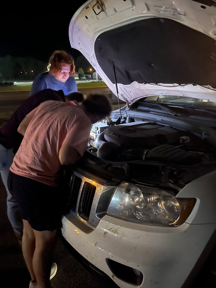 rainesbaileyy's tweet photo. When you have car troubles, call your male friends. They like to feel important and argue about where the blinker fluid goes  #groupthink #reallifesocialpsych https://t.co/PEfXM5NBqp