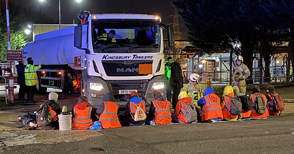 FuelOilNews's tweet photo. Protests cause suspension of UK fuel terminal operations:
https://t.co/rIgscEHzMX
#oilterminals #fuelterminals #juststopoil #climatechange https://t.co/Ezz8b4jjFN