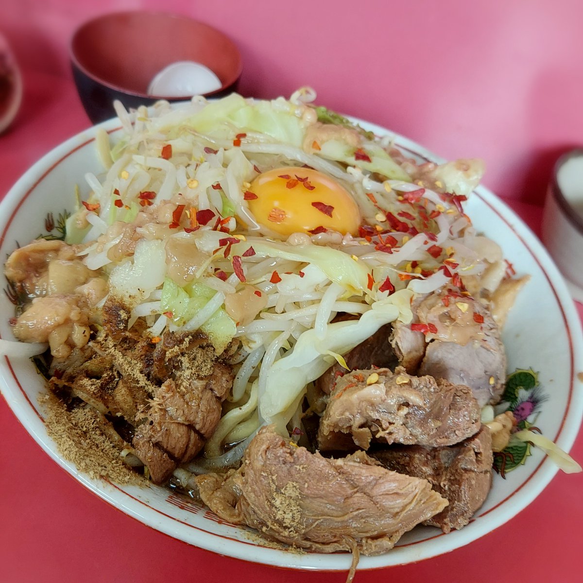 今日はココだぁー ラーメン二郎 環七一之江店 汁なし大ラーメン 全部 豚増し 生たまご 生たまご ドキドキ逝くぞっ 野菜 カラメ アブラ ニンニク 魚粉 ココ3年くらいノーコールだったので助手さんびっくりしてたww やっぱ唯一無二一之江汁なし 店主