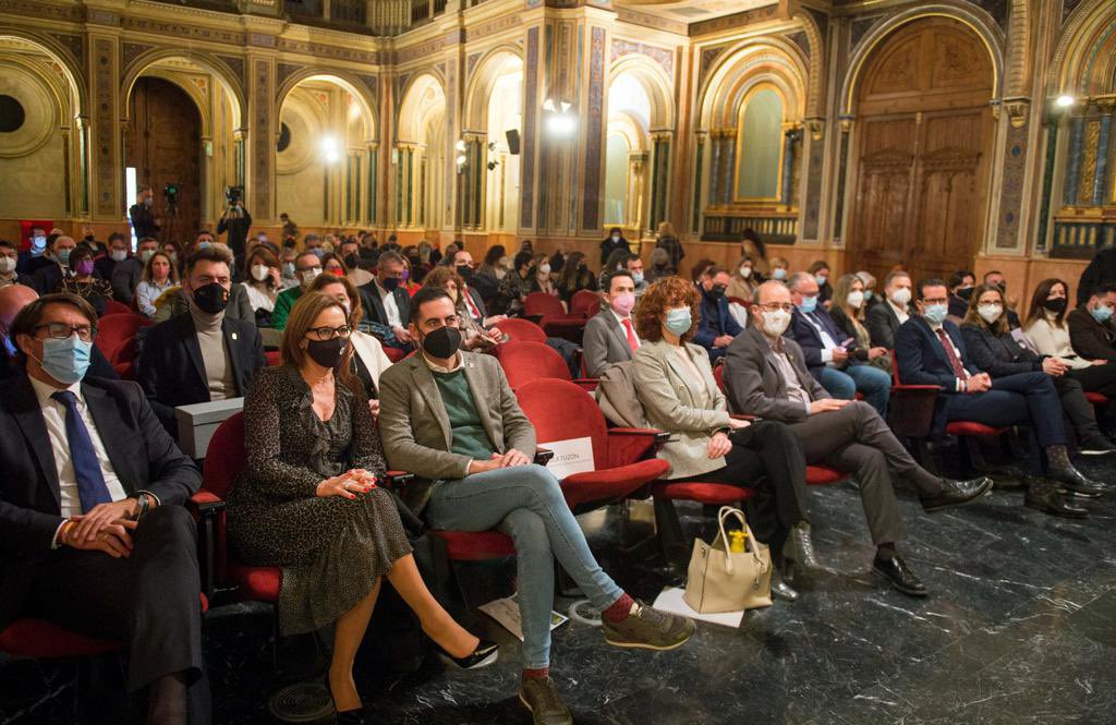 PSPV_Diputacio's tweet photo. El vicepresidente de @dipvalencia @CarlosFBielsa ha entregado esta mañana el premio a la Gestión de Proyectos Europeos a @Vicezara alcalde de Silla, en la V edición de los #PremisFVMPBonGovern que promueve @fvmpendirecto https://t.co/nQwD6uJRPL