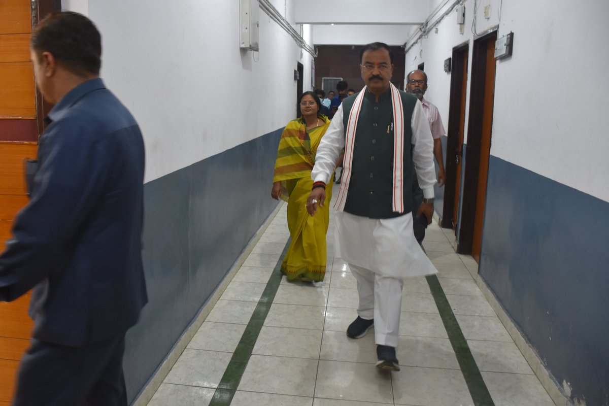 UpRuralDev's tweet photo. आज माननीय उपमुख्यमंत्री श्री @kpmaurya1 जी एवं राज्यमंत्री श्रीमती @VijayLaxmiMLA जी का यूपीआरआरडीए सभागार में अपर मुख्य सचिव महोदय व आयुक्त महोदय ने स्वागत किया

#MoRD #UPRural #UPSRLM #MGNREGA https://t.co/LCyYbaeVWc