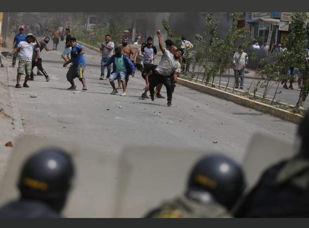 PAMEVERASTEGUI's tweet photo. "#Perú, el país de la crisis perpetua", es el artículo de Juan Quesada. Dice que #AmericaLatina nos etiqueta de "ingobernable" 😔. Hoy, #5deAbril, fecha historia, no merecemos seguir en incertidumbre, en pobreza, lacerados por la corrupción. No lo merecemos. 📸: FB de JulioReaño https://t.co/kNNugagLZT